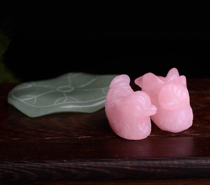 1 Set Rose Quartz Mandarin Duck Natural Stone Carved Lover Symbolize Figurine Green Stand