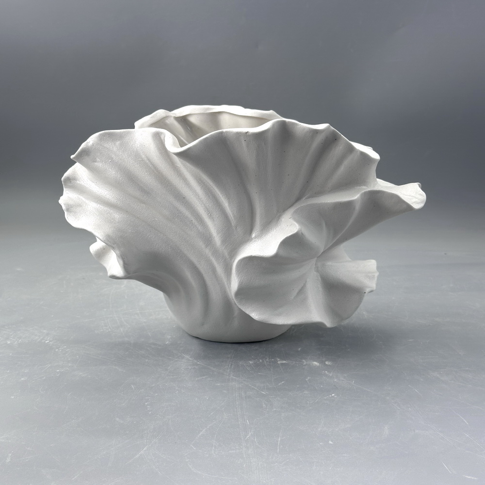 2025 Nordic Decoration White Clay Pottery Flower Minimalistic Small Bud for Shelf Home Decor Modern Minimalist Ceramic Vase
