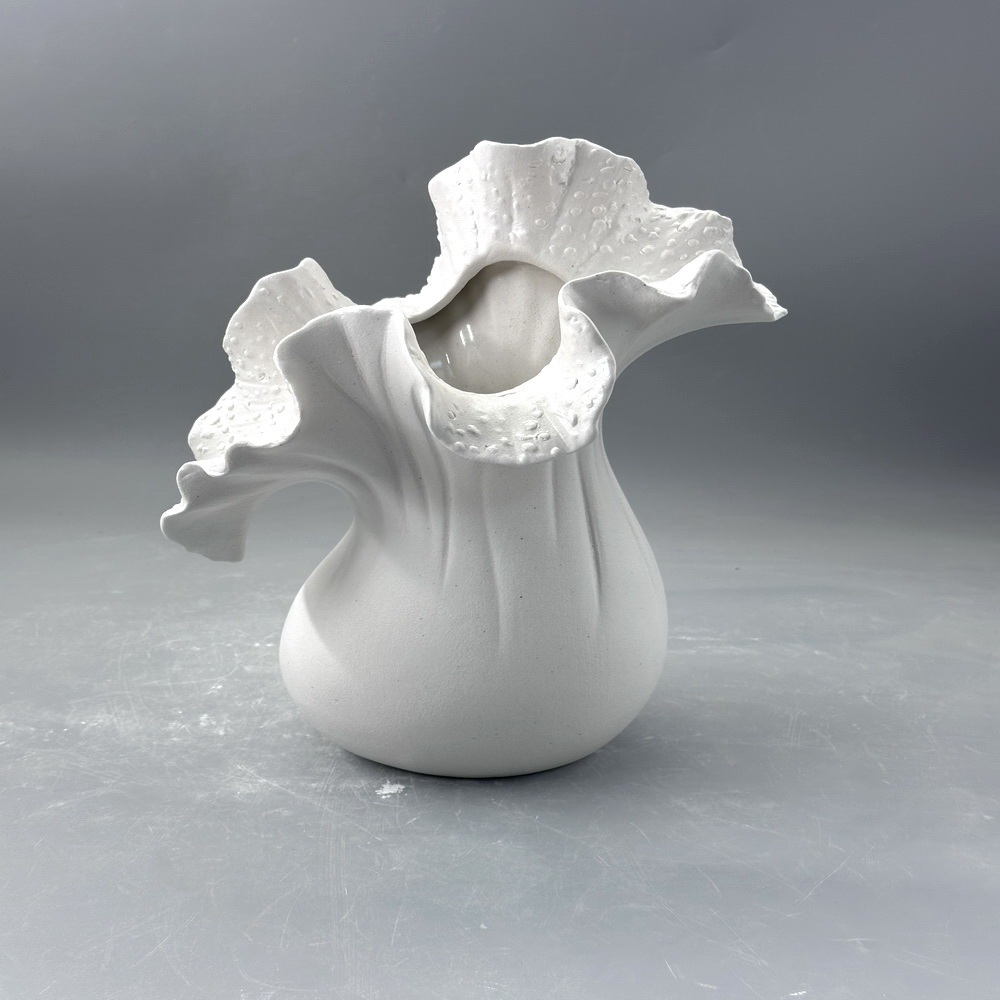 French Cream Ceramic Tabletop Vase Wabi-Sabi Ins Style Retro Art Soft Decoration for Home Living Room Matt for Flower