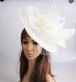 2024 Elegant Beige British Sinamay Fascinator Formal Hat Wedding Kentucky Derby Hats Church Linen Fascinator For Ladies Femme