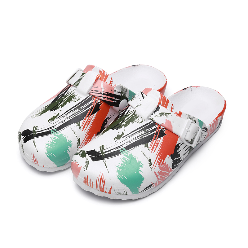 2024 Summer New Design Woman Beach Sandals Nurse Garden Shoes Lightweight Men Clogs Shoes Casual Waterproof Printed Clogs