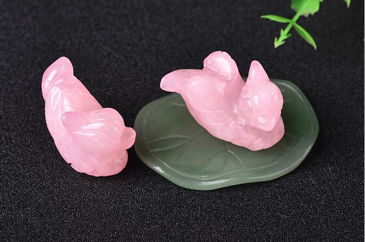 1 Set Rose Quartz Mandarin Duck Natural Stone Carved Lover Symbolize Figurine Green Stand