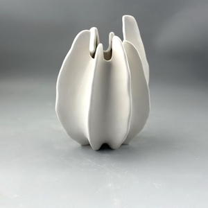 2025 Europe Style Elegant Minimalistic Table Pottery Floral Vase Cylinder Modern Unique Small Ceramic Matte White Flower Vase