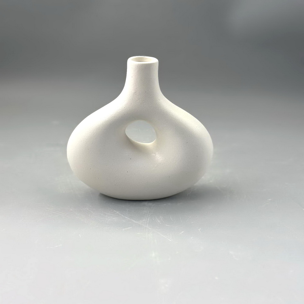 2025 Europe Style Elegant Minimalistic Table Pottery Floral Vase Cylinder Modern Unique Small Ceramic Matte White Flower Vase
