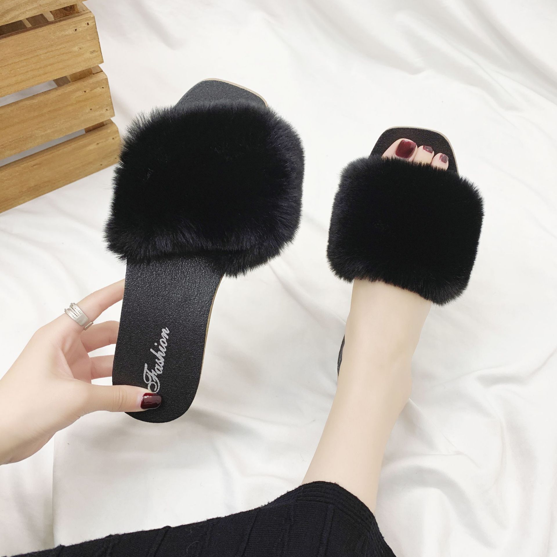 Hot Sale Custom Ladies House Fuzzy Fluffy Warm Smile Slippers Women Fur Home Smiley Happy Face Slippers for Women 
