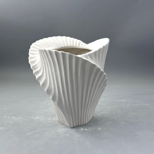 French Cream Ceramic Tabletop Vase Wabi-Sabi Ins Style Retro Art Soft Decoration for Home Living Room Matt for Flower