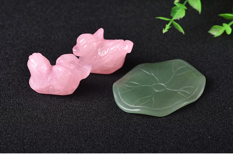 1 Set Rose Quartz Mandarin Duck Natural Stone Carved Lover Symbolize Figurine Green Stand